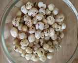 A picture of step 1 of "Shahi Makhana kheer".