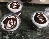 A picture of step 5 of Oreo glass cake.