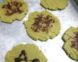 Foto langkah ke 4 dari resep Cookies Greentea toping Coklat.