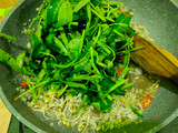 Tumis kangkung tauge pedas manis (cocok untuk diet)