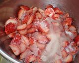 A picture of step 2 of Strawberry Jelly.