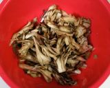 A picture of step 4 of No-Fail Mixed Maitake Mushroom Rice.