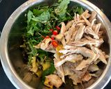 Hình bước làm 2 của món Nộm gà hấp tiêu xanh