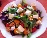 Foto del paso 3 de la receta: Ensalada improvisada con langostinos, frutos secos y queso