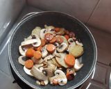 Foto del paso 2 de la receta: Merluza con un salteado de patata, ajo, zanahoria y champiñones