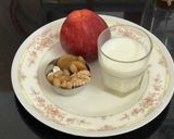 A picture of step 1 of Apple Anjeer Milk Shake.