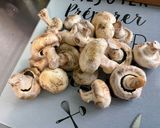 Une image de l'étape 1 de Champignons de Paris sautés à l’ail, oignon doux et coriandre fraîche.