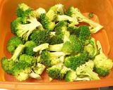 A picture of step 1 of Microwaved Broccoli with Ume and Garlic.
