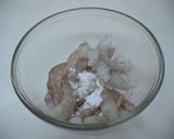 A picture of step 1 of Plump Shrimp with Chili Sauce.