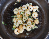 Foto del paso 3 de la receta: Bocados de hummus de guisantes y gambas al ajillo