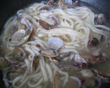 A picture of step 4 of Udon noodles alle Vongole.