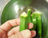 A picture of step 1 of Umeboshi-Flavored Okra with Tuna Mayonnaise Dressing.