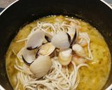 Foto del paso 12 de la receta: Patatas con gambas, almejas y gulas