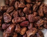 Foto langkah ke 1 dari resep Es Sirup Buah Kurma Homemade.