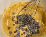 Foto langkah ke 1 dari resep Banana Choco Chip Muffin with Peanut Butter Filling.