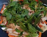 รูปขั้นตอนการทำที่ 5 ของ กะเพราเห็ดไข่หมก 🍄 (คลีน)