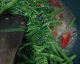 Foto langkah ke 5 dari resep Oseng kangkung saos tiram.
