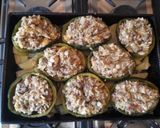 Foto del paso 3 de la receta: Zapallitos rellenos al horno en colchón de papas