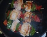 Foto del paso 4 de la receta: Brochetas de pechugas con jamón serrano, jamón cocido y verduras