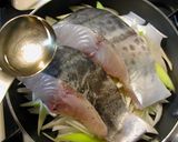 A picture of step 2 of Wine Steamed Green Onion and Mackerel.