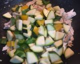 รูปขั้นตอนการทำที่ 3 ของ ผัดซูกินี่อกไก่ฉีก คีโต