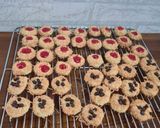 Foto langkah ke 4 dari resep Cheese Thumbprint Cookies.