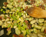 Foto del paso 4 de la receta: Tortilla de habas con jamón