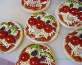 A picture of step 5 of English Muffin Anpanman Pizzas.