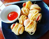 Hình bước làm 4 của món Xúc xích cuộn mì Ý cho bé