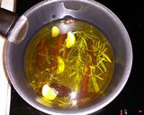 Foto del paso 3 de la receta Aceite aromatizado de tomates secos, romero y tomillo