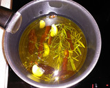 Foto del paso 3 de la receta: Aceite aromatizado de tomates secos, romero y tomillo