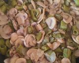 Foto del paso 3 de la receta Revuelto de champiñones y habas