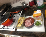 Foto del paso 1 de la receta: Raviolis de huevo y cereales rellenos de parmesano con salsa de crema de leche y dados de bacon