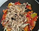 Foto langkah ke 2 dari resep Tumis pindang tongkol petai toge.