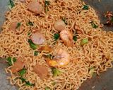 Foto langkah ke 4 dari resep Bekal sekolah: mie goreng bakso udang Nanas.