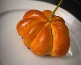 Foto del passaggio 5 della ricetta 🎃Trick or Treat 🎃- mini brioche zucche con marmellata di albicocche