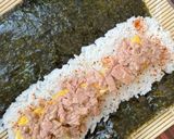 Foto langkah ke 8 dari resep Homemade Tuna Sushi With Egg.