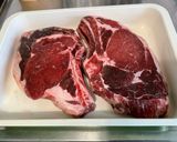 Une image de l'étape 1 de Côtes de bœuf grillées au four au thym, ail et laurier.