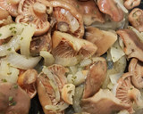 Foto del paso 3 de la receta: Quiche de níscalos al vino blanco y queso feta🍄🧀