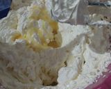 Foto langkah ke 3 dari resep Butter cream lembut dan kokoh.