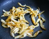 A picture of step 4 of Chinjao Rosu-style Chikuwa and Green Pepper Stir-fry.