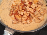 Pechugas de pollo con salsa de cebolla y mostaza