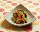 A picture of step 9 of Daikon Radish Sprout Salad.
