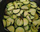 Foto del paso 2 de la receta Muslos de pollo deshuesados con calabacín