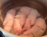 Foto del paso 2 de la receta: Patitas de cerdo con alubias (caraotas, judías) blancas