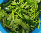 Foto langkah ke 1 dari resep Tumis kangkung saos tiram.