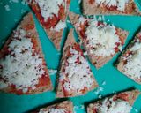A picture of step 5 of Healthy pita pizza chips.