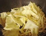 A picture of step 5 of An Osaka-native's Sauce Yakisoba (or Stir-fried Udon Noodles).