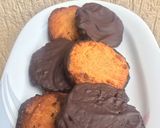 Foto del passaggio 5 della ricetta Biscotti al burro di arachidi ricoperti di cioccolato fondente