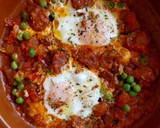 Foto del paso 6 de la receta: Cazuela de chorizo picante y huevos con guisantes